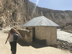 Les pires toilettes du monde, des planches, un trou, mais plus à côté que dedans!...