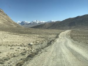 On approche du bord de la frontière afghane. Les montagnes sont de l'autre côté.