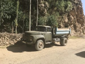 Camion d'un autre temps se démarrant à la manivelle